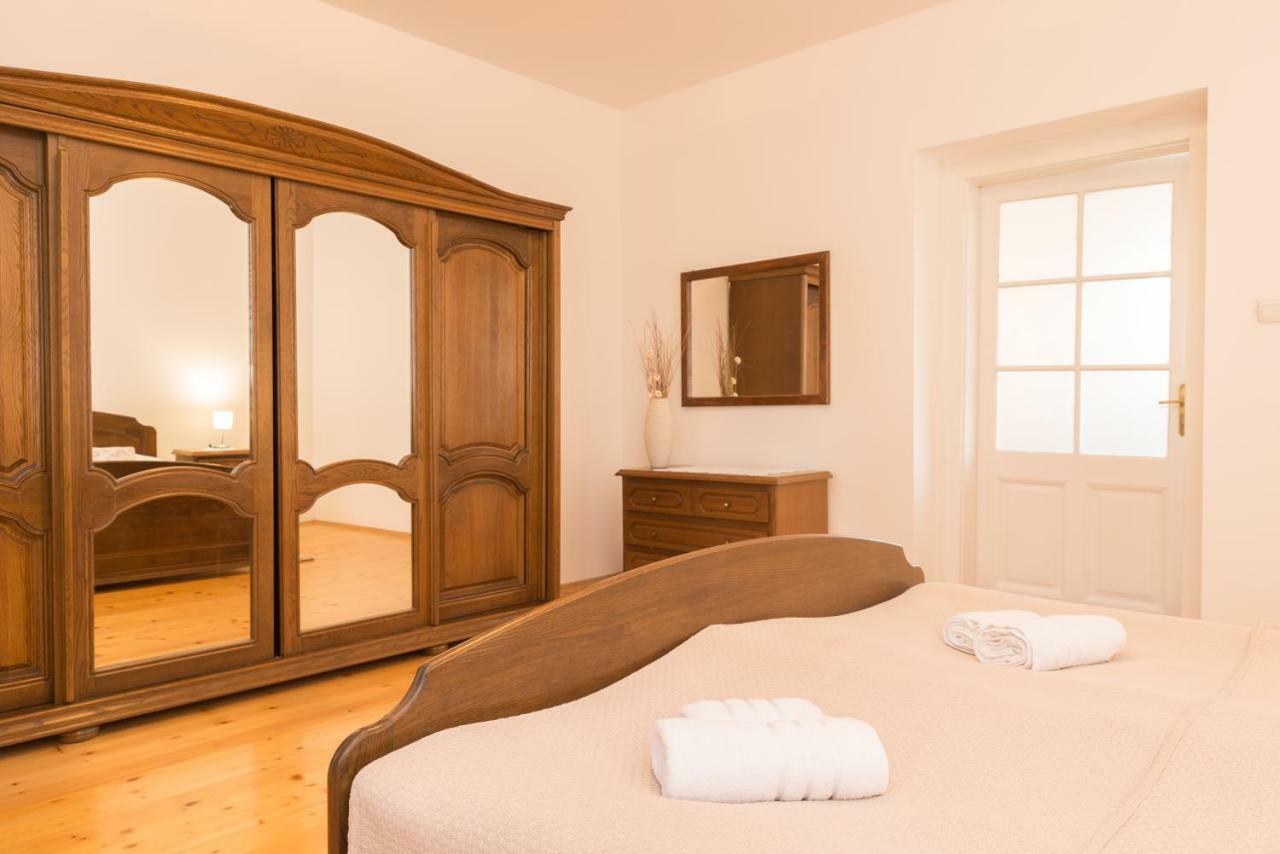 Apartment Tri Mudraca Karanac Eksteriør bilde